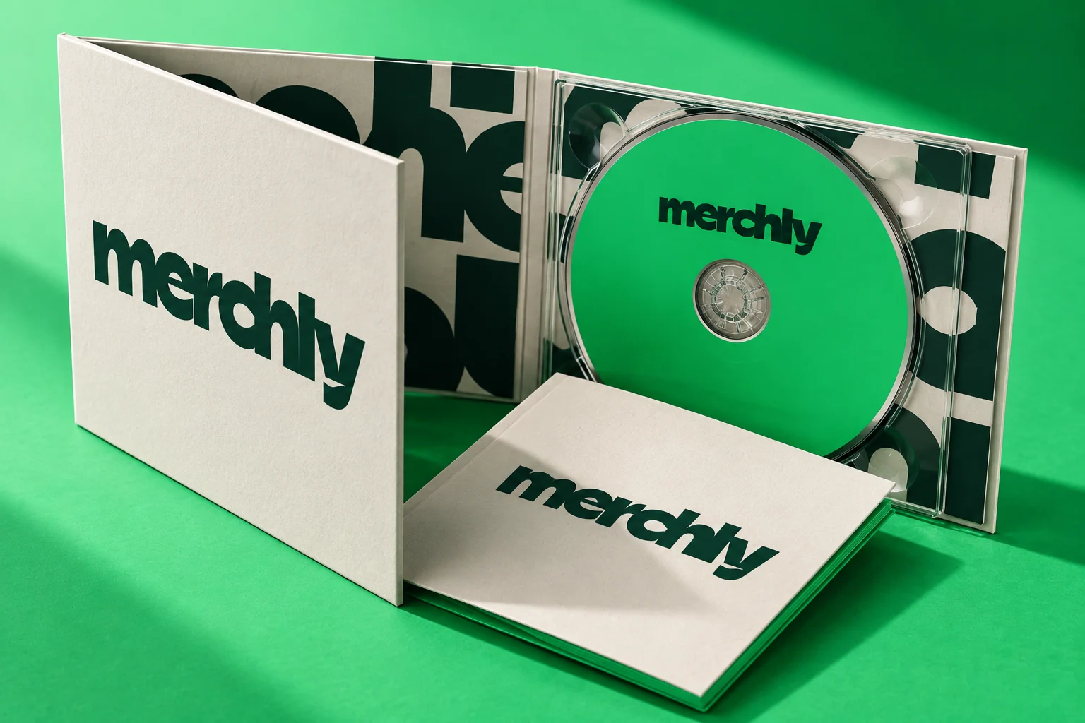 Digipack Merchly ouvert, couverture ivoire marquée, CD vert et argenté, livret et finitions de papier en gros plan.